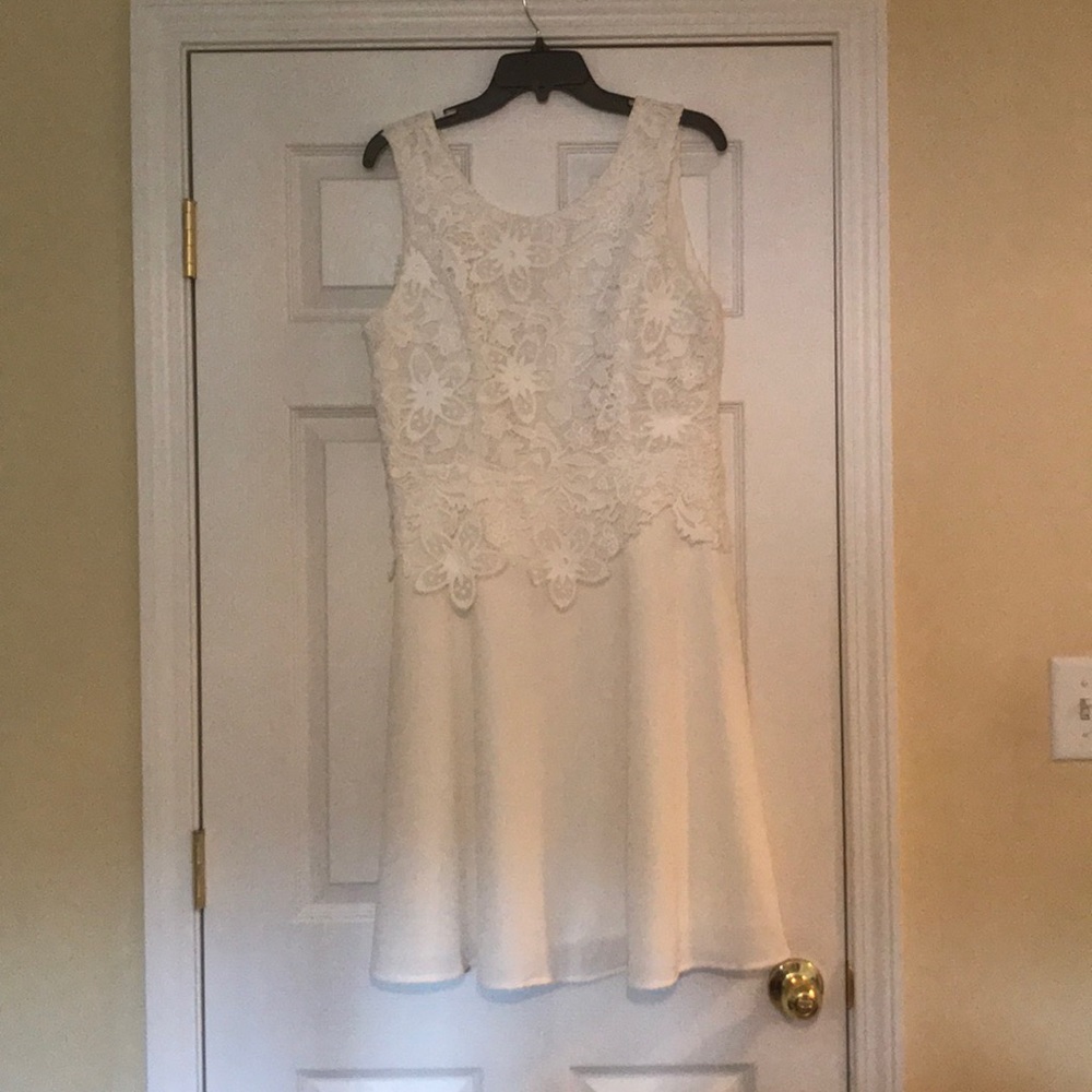 Lovely white sleeveless dress!